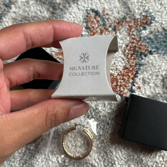 Classic gold hoop earrings AVON NWT - Picture 2 of 6